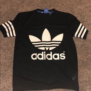 Loose adidas jersey💫